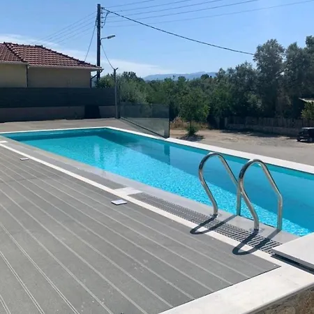 Ariti Luxury Apartment, Nikiana